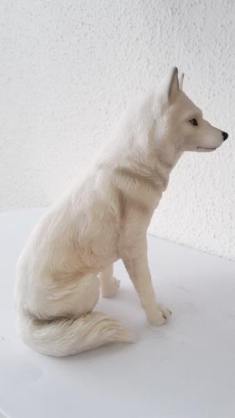 Weißer Wolf Figur sitzend2